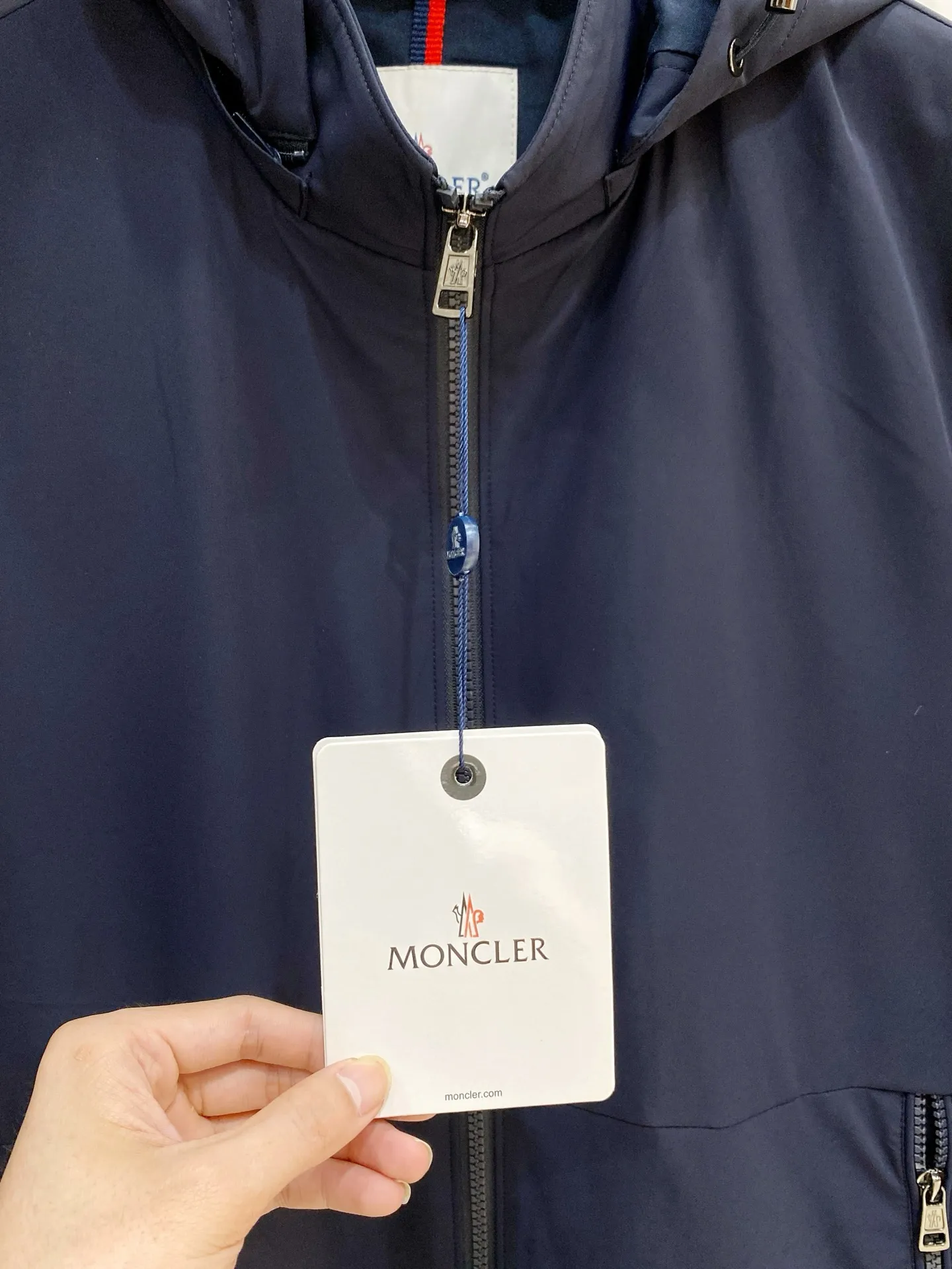 Moncler ： ， ， 。 ， ， ， 、 。 ： ， ， 、 。 Breathable， ， ， 。 ： ， ； ， ， 。 ， ， 。 ：Navy Blue、Khaki、Black ， ， 、 、 ， 。 Sizes：M-4XL